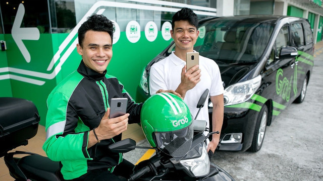 Driver Grab pakai ponsel Samsung. (Foto: Grab)