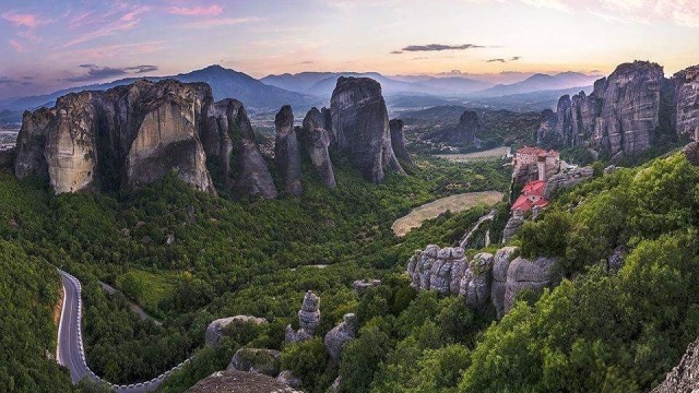 Meteora, Yunani  (Foto: Ig. @hp_travel_oferta)