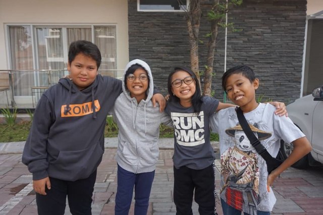 Para pemain film Petualangan Menangkap Petir (Foto: Instagram Abimana Aryasatya)