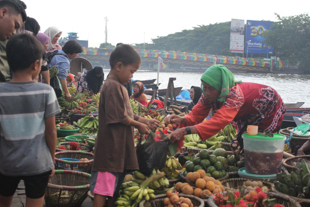 Foto: Geliat 'Acil' Pasar Terapung Siring Tendean (2)