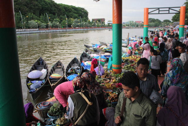Foto: Geliat 'Acil' Pasar Terapung Siring Tendean (3)