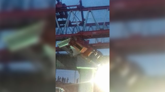 Crane Ambruk di Matraman. (Foto: Twitter@amin_agustin)