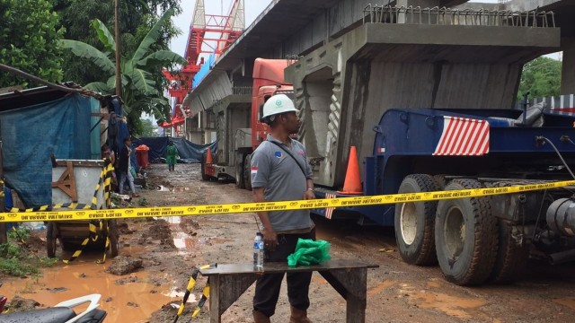 Suasana lokasi crane jatuh di Matraman (Foto: Raga Imam/kumparan)