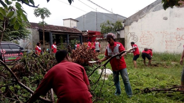 Relawan Hasanah Gelar Kerja Bakti, Warga Doakan Kang Hasan Jadi Gubernur Jabar