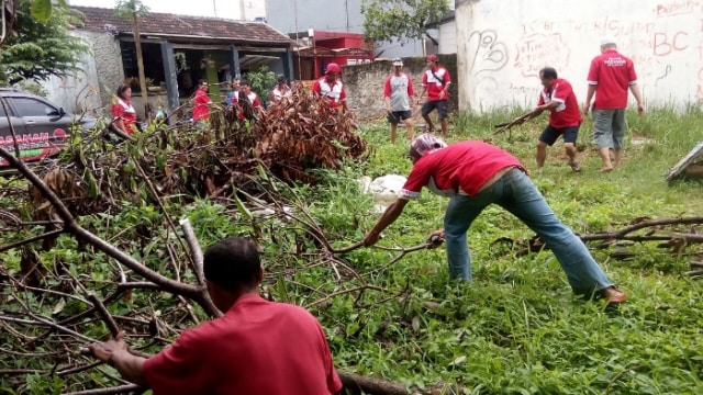 Relawan Hasanah Gelar Kerja Bakti, Warga Doakan Kang Hasan Jadi Gubernur Jabar (1)