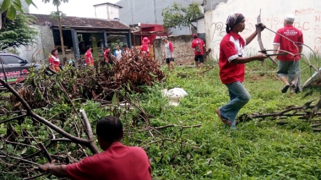 Relawan Hasanah Gelar Kerja Bakti, Warga Doakan Kang Hasan Jadi Gubernur Jabar (3)