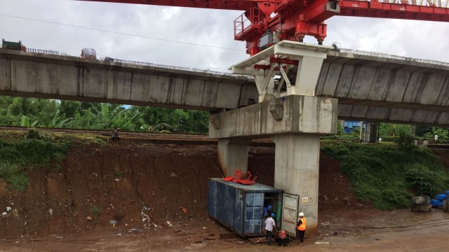 Crane jatuh di Matraman (Foto: Raga Imam/kumparan)