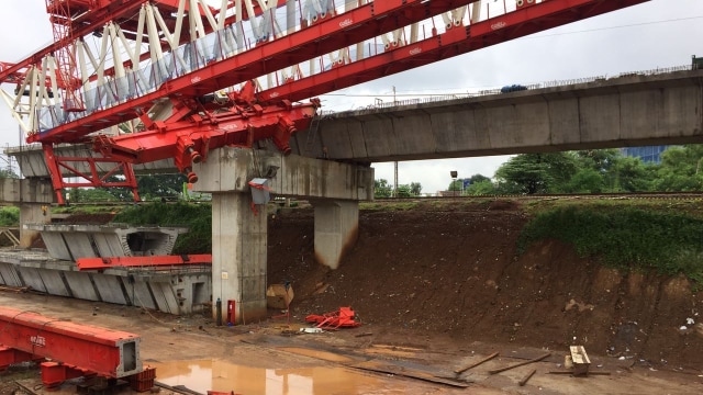 Crane jatuh di Matraman (Foto: Raga Imam/kumparan)