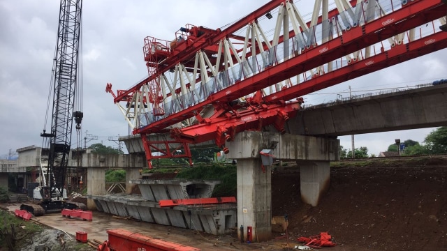 Peluncur girder di Matraman jatuh (Foto: Raga Imam/kumparan)