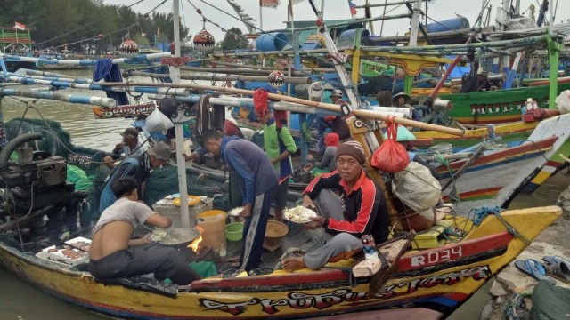 Nelayan tradisional di TPI Larangan (Foto: Angga Sukmawijaya/kumparan)