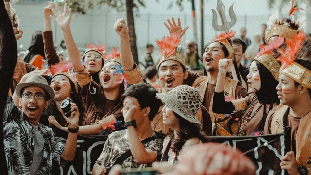 Ilustrasi kalangan milenial lakukan aksi protes Foto: Unsplash