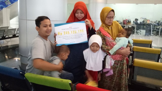 Penyerahan donasi untuk bayi Mishalova (Foto: Audrey Marianne/kumparan)