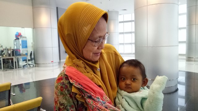 Penyerahan donasi untuk bayi Mishalova (Foto: Audrey Marianne/kumparan)