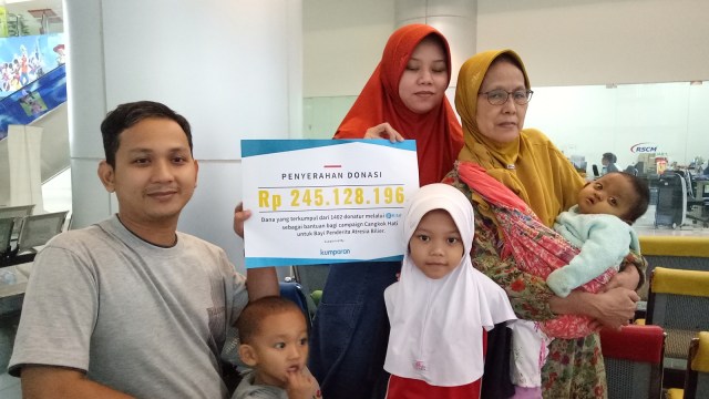 Penyerahan donasi untuk bayi Mishalova (Foto: Audrey Marianne/kumparan)