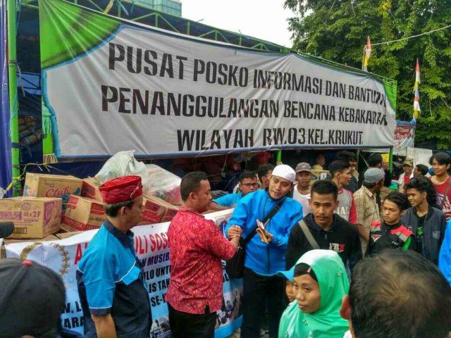 Forum Jati Pulo Peduli Serahkan Donasi Bagi Korban Kebakaran Krukut (2)