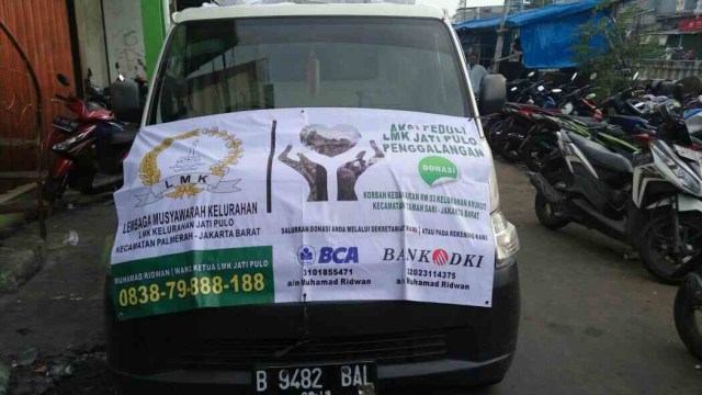 Forum Jati Pulo Peduli Serahkan Donasi Bagi Korban Kebakaran Krukut (4)