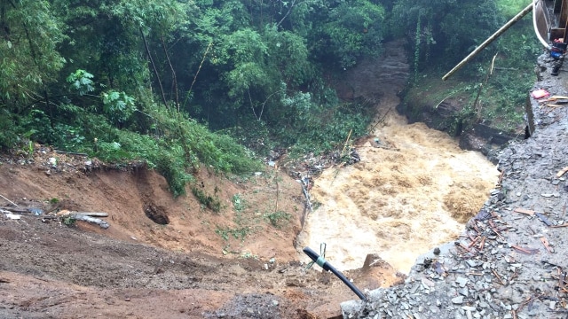 Longsor di Cikereteg jalan raya Sukabumi-Bogor. (Foto: M Lutfan Darmawan/kumparan)