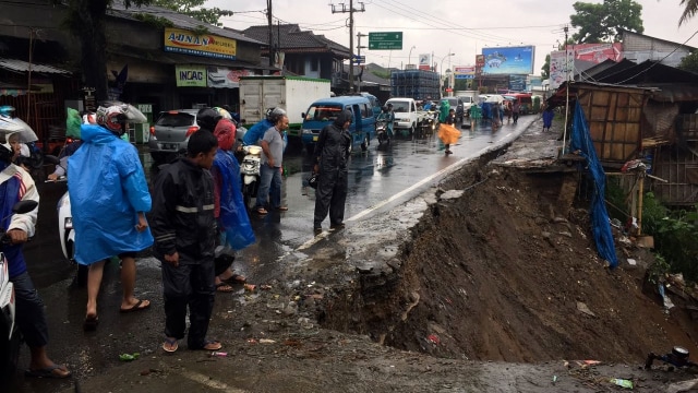 Longsor di Cikereteg jalan raya Sukabumi-Bogor. (Foto: M Lutfan Darmawan/kumparan)