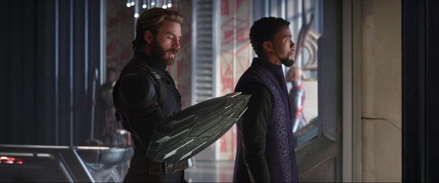 Captain America memegang tameng baru (Foto: Marvel)