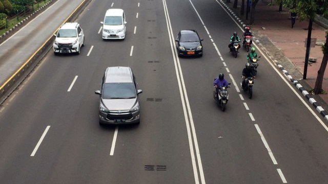 Pelanggaran lalu lintas motor di Jalan MH Thamrin. (Foto: Soejono Eben Ezer Saragih/kumparan)