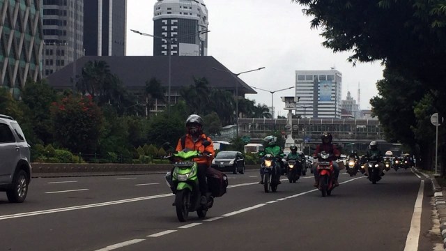 Pelanggaran lalu lintas motor di Jalan MH Thamrin. (Foto: Soejono Eben Ezer Saragih/kumparan)