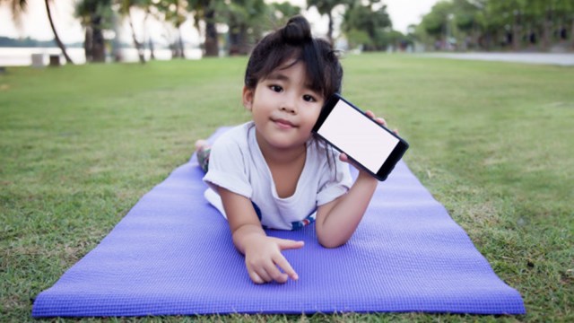 Anak akrab dengan gadget. (Foto: Freepik)