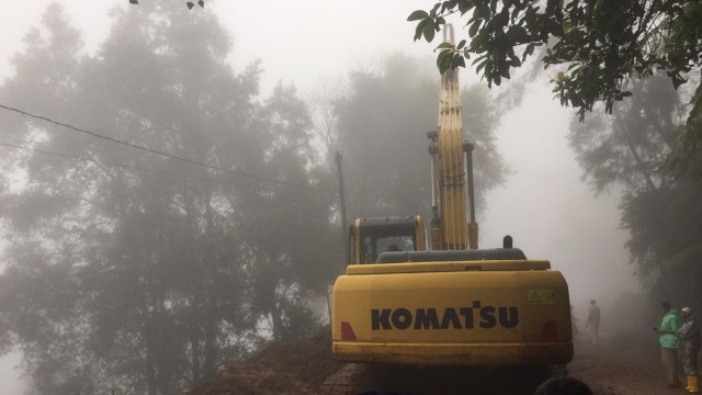 Penanganan longsor di Riung Gunung, Puncak. (Foto: M. Lutfan Darmawan/kumparan)