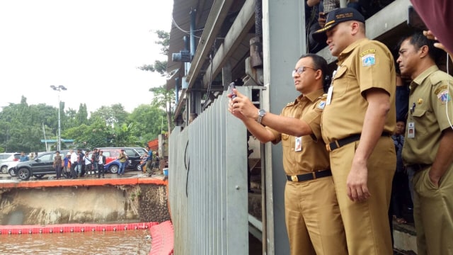 Anies Baswedan tinjau Pintu Air Manggarai. (Foto: Nabilla Fatiara/kumparan)