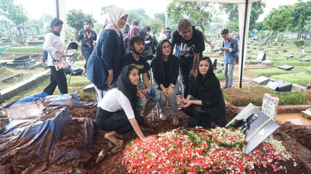 Prosesi pemakaman Yockie Suryo Prayogo (Foto: Garin Gustavian/kumparan)