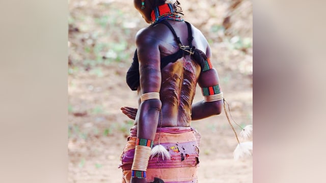 Punggung wanita Suku Hamar yang dicambuk (Foto: Instagram @ebru.hamilton)
