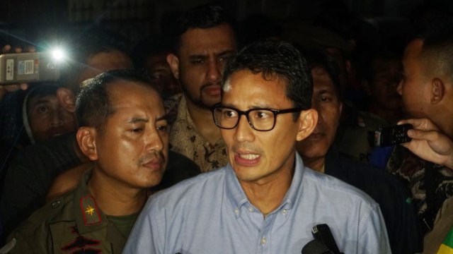 Sandiaga Uno meninjau lokasi banjir di Cawang. (Foto: Nugroho Sejati/kumparan)