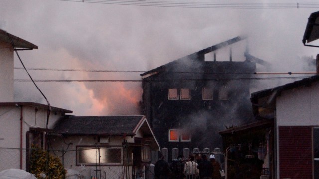 Kebakaran karena Apache terjatuh (Foto: Kyodo/via REUTERS)