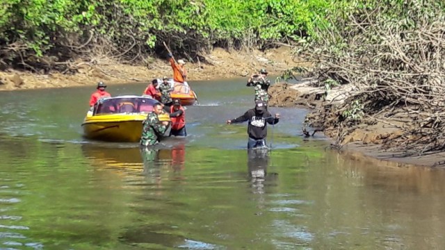 Mencari jalan menuju Kabupaten Asmat. (Foto: Dok Kodam Cendrawasih)