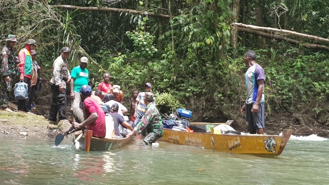 Mencari jalan menuju Kabupaten Asmat. (Foto: Dok Kodam Cendrawasih)