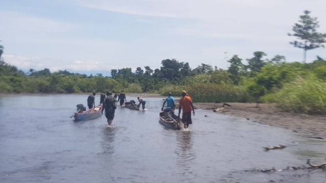 Mencari jalan menuju Kabupaten Asmat. (Foto: Dok Kodam Cendrawasih)