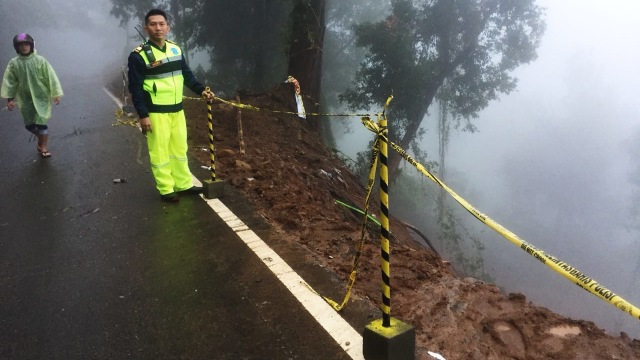 Jalur puncak pagi ini, Selasa (6/2). (Foto: Dok. Polres Bogor)