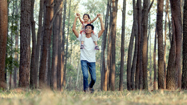 Ilustrasi anak dan ayah. (Foto: Freepik)