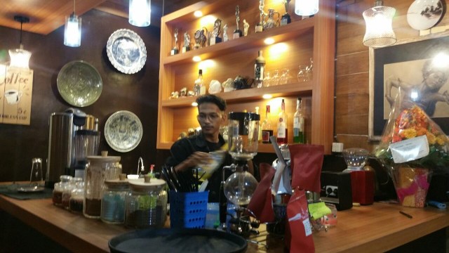 Caffe Offaz: Kafe dengan Interior Barang Antik (2)