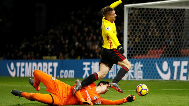 Kontak antara Courtois dan Deulofeu. (Foto: David Klein/Reuters)