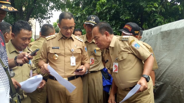 Anies Baswedan tinjau banjir Kampung Melayu. Foto: Nabilla Fatiara/kumparan