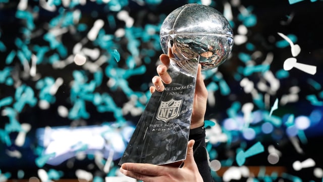 Trofi Super Bowl alias Vince Lombardi Trophy. (Foto: Reuters/Kevin Lamarque)