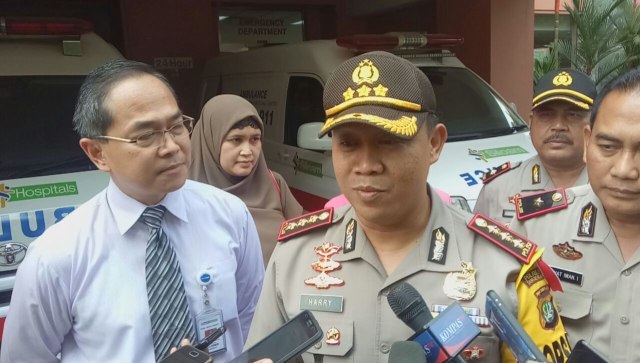 Kombes Pol Harry Kurniawan ke Mukhainnah (Foto: Adim Mugni M/kumparan)