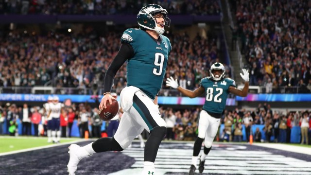 Foles mencetak touchdown. (Foto: USA Today via Reuters/Mark J. Rebilas)