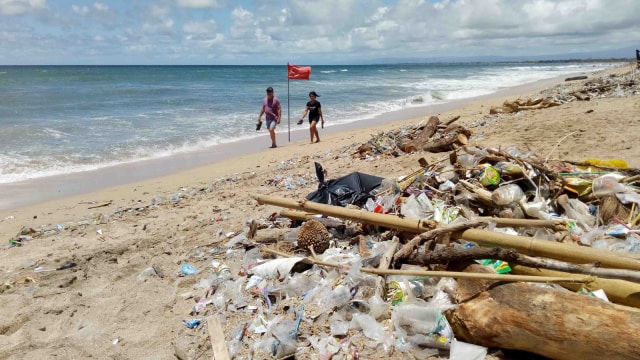 Gundukan sampah sepanjang Pantai Kuta. (Foto: Cisilia Agustina Siahaan/kumparan)