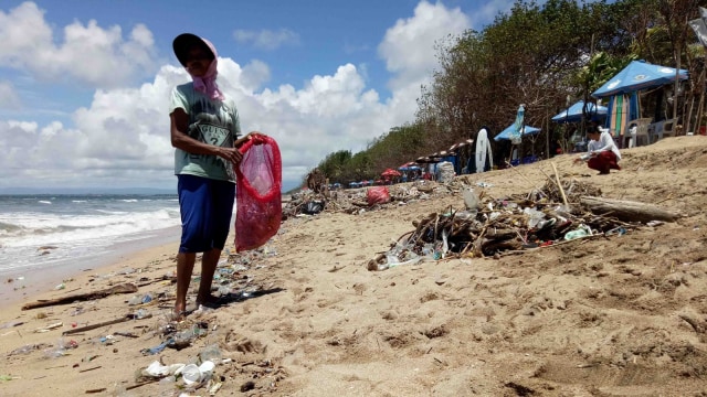 Gundukan sampah sepanjang Pantai Kuta. (Foto: Cisilia Agustina Siahaan/kumparan)
