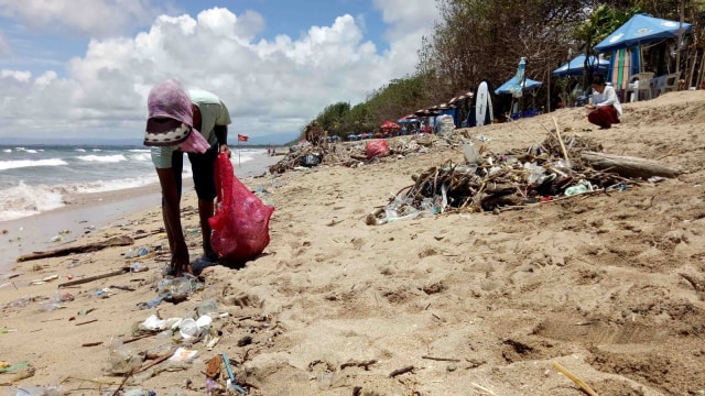 Gundukan sampah sepanjang Pantai Kuta. (Foto: Cisilia Agustina Siahaan/kumparan)