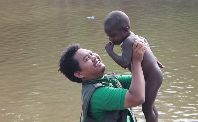 Fuat dan Anak Asmat (Foto: Hafid)