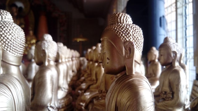 Rupang Buddha dibersihkan. (Foto: Phaksy Sukowati/kumparan)