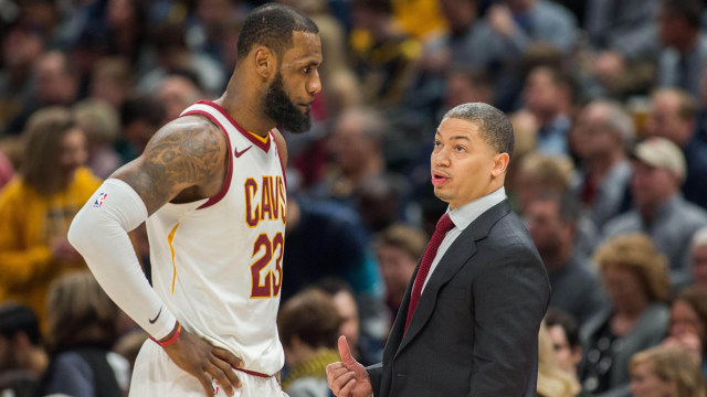 Tyronn Lue berdiskusi dengan LeBron. (Foto: Trevor Ruszkowski-USA TODAY Sports via Reuters)
