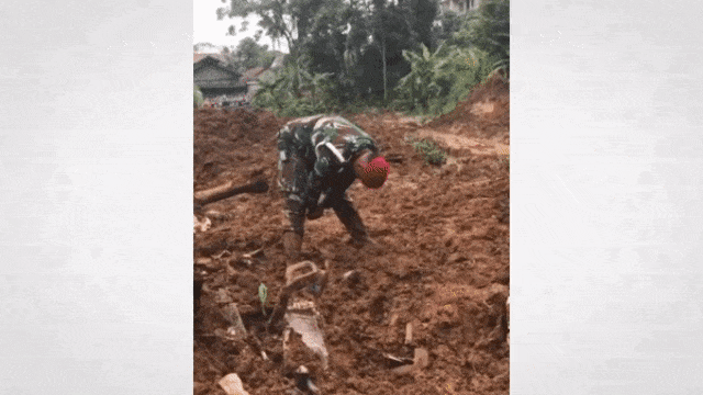 aksi anggota kopassus gunakan tenaga dalam (Foto: Others/infokomando)